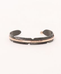 BEYOND COOL（ビヨンクール）の「「Indian Jewelry/インディアンジュエリー」JOE 0.25インチフェザーバングル w/K12ゴールドフィルド - レディースサイズ w/ブラックロジウムコーディング（バングル/リストバンド）」