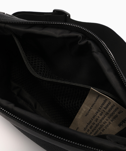 Cote&Ciel（コートエシエル）の「COTE&CIEL ISARAU XSSATELITE（ボディバッグ/ウエストポーチ・メンズ・ブラック・FREE）」の4枚目の写真