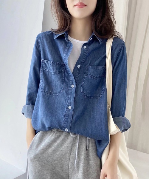 ReRe(リリ)の「シンプルデニムシャツ(シャツ/ブラウス・レディース・ダークブルー/ライトブルー・LARGE/MEDIUM)」の2枚目の写真