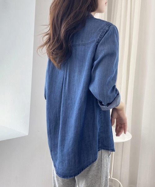 ReRe(リリ)の「シンプルデニムシャツ(シャツ/ブラウス・レディース・ダークブルー/ライトブルー・LARGE/MEDIUM)」の6枚目の写真