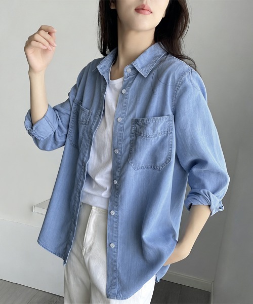 ReRe(リリ)の「シンプルデニムシャツ(シャツ/ブラウス・レディース・ダークブルー/ライトブルー・LARGE/MEDIUM)」の4枚目の写真