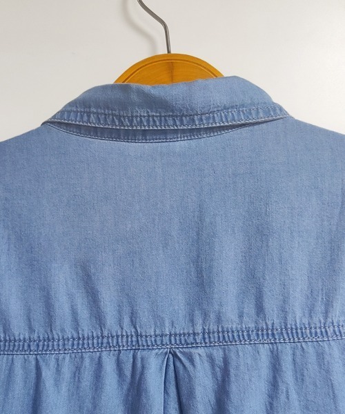 ReRe(リリ)の「シンプルデニムシャツ(シャツ/ブラウス・レディース・ダークブルー/ライトブルー・LARGE/MEDIUM)」の11枚目の写真