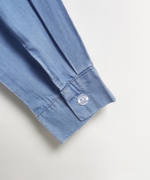 ReRe(リリ)の「シンプルデニムシャツ(シャツ/ブラウス・レディース・ダークブルー/ライトブルー・LARGE/MEDIUM)」の9枚目の写真