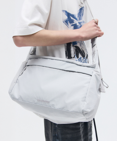 MAISON MINED(メゾンミネド)の「NYLON CROSS BAG LIGHT GRAY(メッセンジャーバッグ・メンズ・その他・FREE)」の1枚目の写真