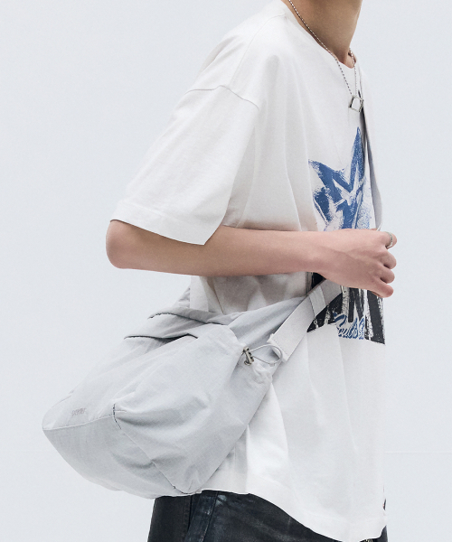 MAISON MINED(メゾンミネド)の「NYLON CROSS BAG LIGHT GRAY(メッセンジャーバッグ・メンズ・その他・FREE)」の2枚目の写真