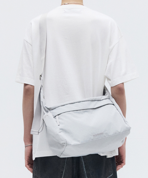 MAISON MINED(メゾンミネド)の「NYLON CROSS BAG LIGHT GRAY(メッセンジャーバッグ・メンズ・その他・FREE)」の3枚目の写真
