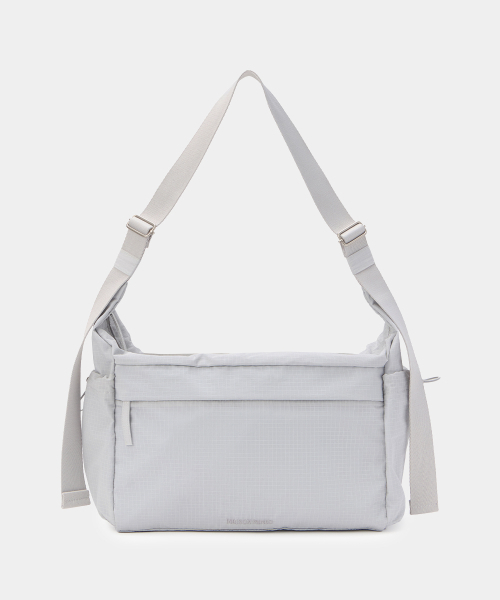 MAISON MINED(メゾンミネド)の「NYLON CROSS BAG LIGHT GRAY(メッセンジャーバッグ・メンズ・その他・FREE)」の4枚目の写真