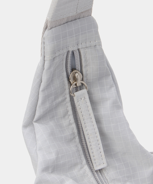 MAISON MINED(メゾンミネド)の「NYLON CROSS BAG LIGHT GRAY(メッセンジャーバッグ・メンズ・その他・FREE)」の6枚目の写真