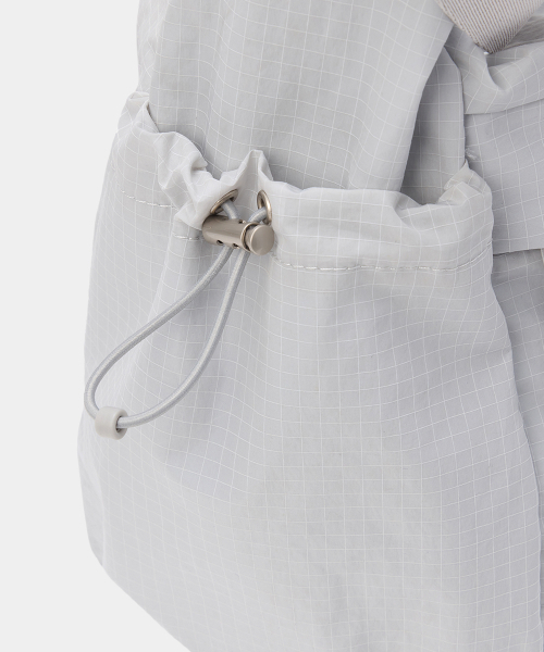 MAISON MINED(メゾンミネド)の「NYLON CROSS BAG LIGHT GRAY(メッセンジャーバッグ・メンズ・その他・FREE)」の9枚目の写真