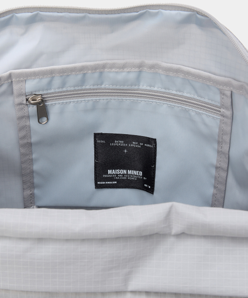MAISON MINED(メゾンミネド)の「NYLON CROSS BAG LIGHT GRAY(メッセンジャーバッグ・メンズ・その他・FREE)」の11枚目の写真