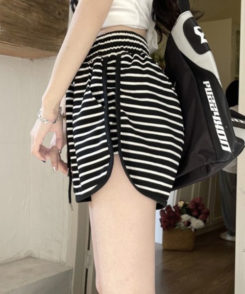 Ritzy(リッツィー)の「ウエストゴム ボーダー柄ルーズショートパンツ(その他パンツ・レディース・ホワイト/ブラック・M/S)」の5枚目の写真