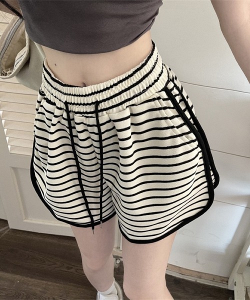 Ritzy(リッツィー)の「ウエストゴム ボーダー柄ルーズショートパンツ(その他パンツ・レディース・ホワイト/ブラック・M/S)」の8枚目の写真