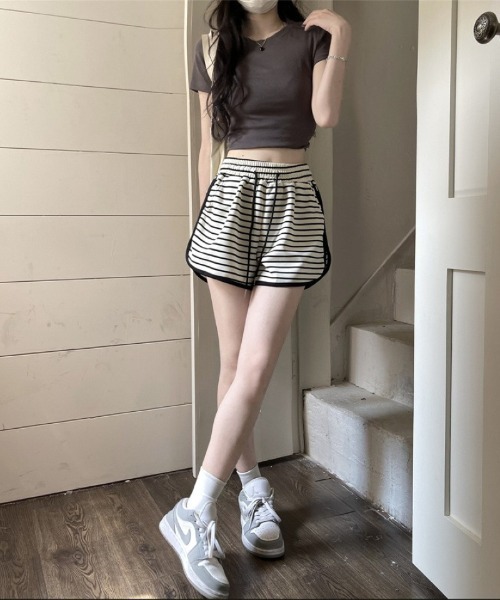 Ritzy(リッツィー)の「ウエストゴム ボーダー柄ルーズショートパンツ(その他パンツ・レディース・ホワイト/ブラック・M/S)」の10枚目の写真