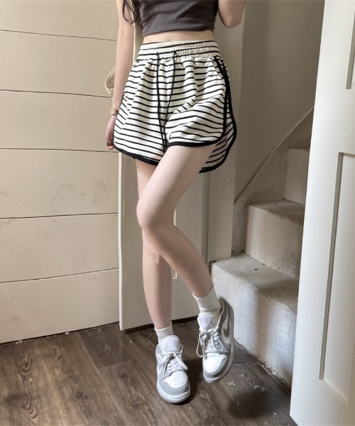 Ritzy(リッツィー)の「ウエストゴム ボーダー柄ルーズショートパンツ(その他パンツ・レディース・ホワイト/ブラック・M/S)」の11枚目の写真
