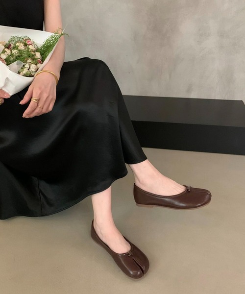 LA VORAGINE（ラ ヴォラジネ）の「足袋パンプスタビバレエシューズ（バレエシューズ・レディース・ベージュ/ブラック系1/レッド/ブラウン/ホワイト/ブラック/アイボリー・23cm/23.5cm）」の5枚目の写真