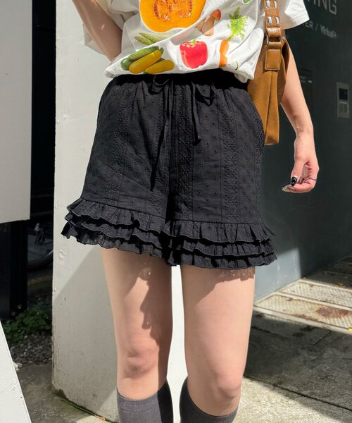 CIAOPANIC(チャオパニック)の「コットンレース裾ティアードショートパンツ(その他パンツ・レディース・ブラック/ホワイト・ONE SIZE)」の2枚目の写真