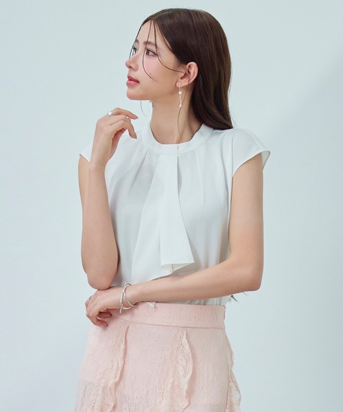 DRESS PLUS(ドレスプラス)の「フレンチスリーブマットサテンブラウス(シャツ/ブラウス・レディース・アイボリー/ブルーグレー/ブラック/ベージュ・S/M/L)」の7枚目の写真