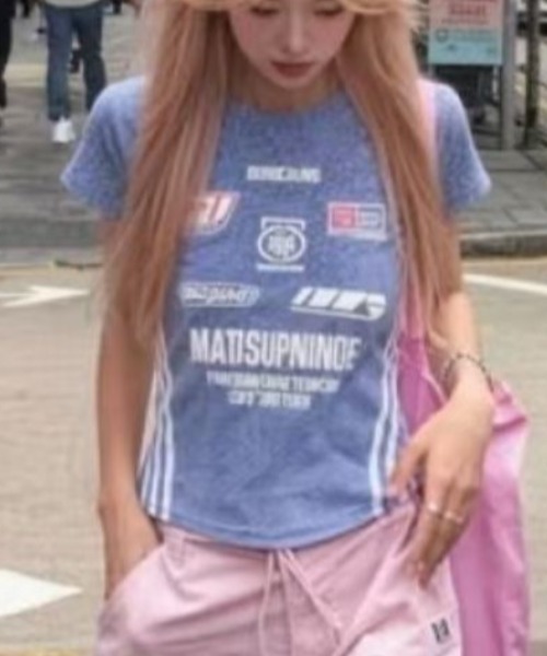 Lips(リップス)の「ヴィンテージ風ロゴで視線を惹く!韓国ストリート感漂うロゴプリントTシャツ(Tシャツ/カットソー・レディース・ブラック/ブルー/イエロー・FREE)」の3枚目の写真