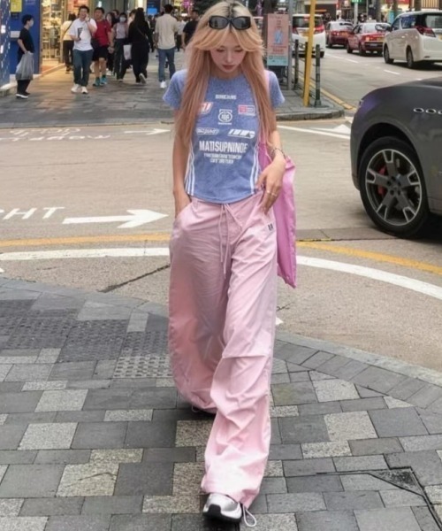 Lips(リップス)の「ヴィンテージ風ロゴで視線を惹く!韓国ストリート感漂うロゴプリントTシャツ(Tシャツ/カットソー・レディース・ブラック/ブルー/イエロー・FREE)」の12枚目の写真