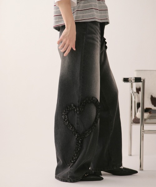 loin nuit(ロワンニュイ)の「heart frill design denim / ハートフリルデザインデニム(デニムパンツ・レディース・ブラック/ブルー・MEDIUM/SMALL)」の4枚目の写真