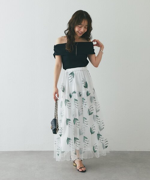 La boutique BonBon（ラブティックボンボン）の「【今すぐお届け・他にはない豪華映え】スズラン刺繍チュールティアードスカート（スカート・レディース・ネイビー/ホワイト・38/36）」の6枚目の写真