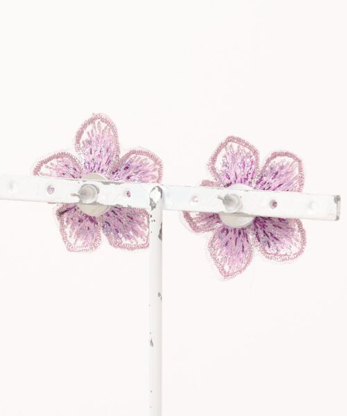 Mayree(メイリー)の「【resonance】刺繍&ビーズ フラワーモチーフ ピアス(ピアス(両耳用)・レディース・パープル系・FREE)」の4枚目の写真