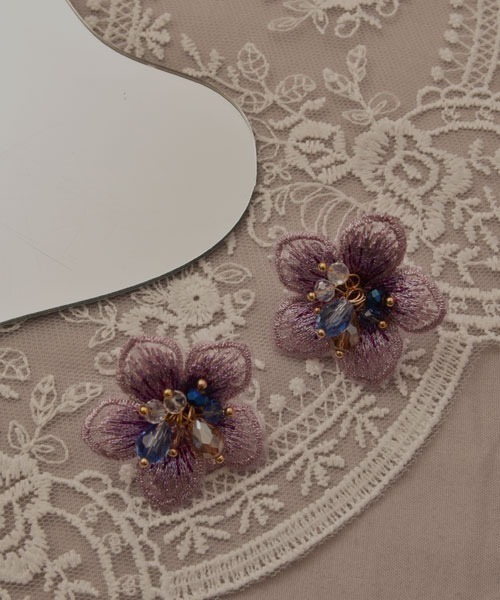 Mayree(メイリー)の「【resonance】刺繍&ビーズ フラワーモチーフ ピアス(ピアス(両耳用)・レディース・パープル系・FREE)」の1枚目の写真
