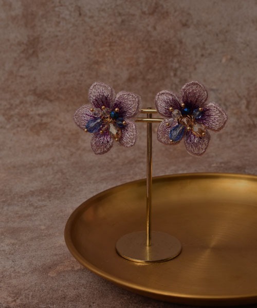 Mayree(メイリー)の「【resonance】刺繍&ビーズ フラワーモチーフ ピアス(ピアス(両耳用)・レディース・パープル系・FREE)」の3枚目の写真