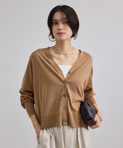 SALON adam et rope'(サロン アダム エ ロペ)の「コットンシルクリネンVネックカーディガン(カーディガン/ボレロ・レディース・ブラック/ブルー系その他4/キャメル・FREE)」の1枚目の写真