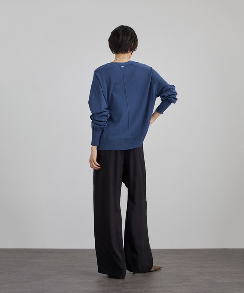 SALON adam et rope'(サロン アダム エ ロペ)の「コットンシルクリネンVネックカーディガン(カーディガン/ボレロ・レディース・ブラック/ブルー系その他4/キャメル・FREE)」の4枚目の写真
