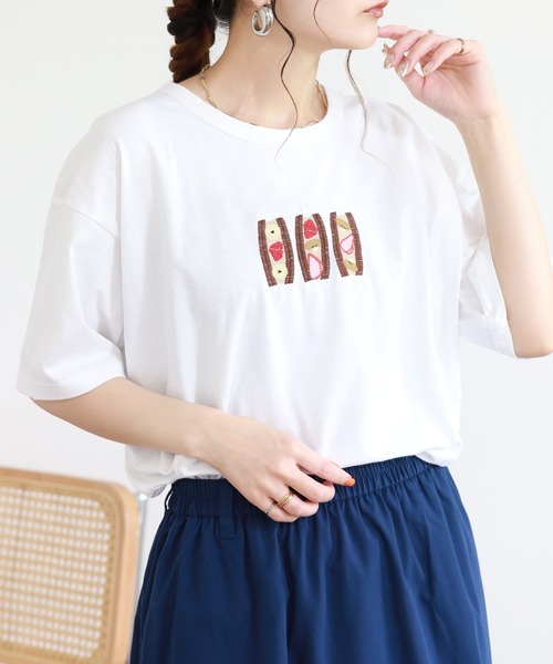 Emago(イマゴ)の「EMAGO フルーツサンド刺繍T 半袖(Tシャツ/カットソー・レディース・ホワイト・FREE)」の2枚目の写真