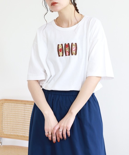 Emago(イマゴ)の「EMAGO フルーツサンド刺繍T 半袖(Tシャツ/カットソー・レディース・ホワイト・FREE)」の3枚目の写真