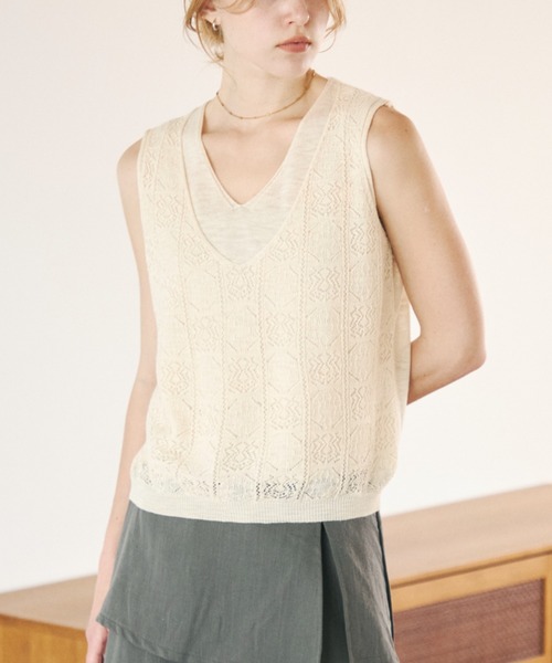 Aunue(オーヌ)の「レイヤードライク透かし編みノースリーブニットトップス(Tシャツ/カットソー・レディース・アイボリー/ブラウン・FREE)」の2枚目の写真