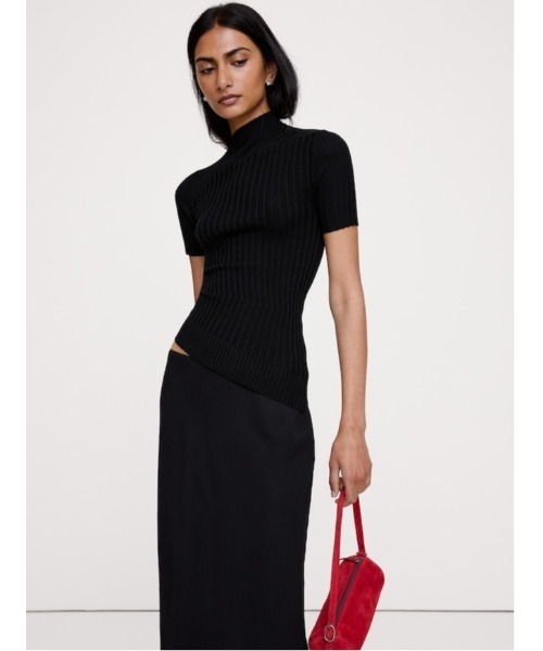 Banana Republic(バナナリパブリック)の「スカルプト アシンメトリー ニットTシャツ(ニット/セーター・レディース・ブラック/オリーブ・L/M/S/XS)」の2枚目の写真