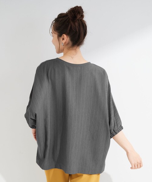 SHOO・LA・RUE(シューラルー)の「【インせず着られる/洗濯後しわになりにくい】しぼしぼドルマンブラウス(シャツ/ブラウス・レディース・ブルー系その他/イエロー系その他/ライトベージュ/チャコールグレー/ワインレッド・00)」の8枚目の写真