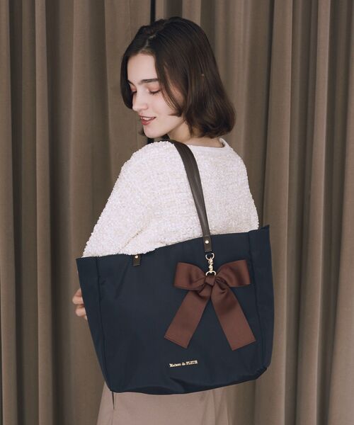 Maison de FLEUR(メゾンドフルール)の「リボンチャーム付き3ルームトートバッグ(トートバッグ・レディース・ネイビー/ブラック・FREE)」の1枚目の写真