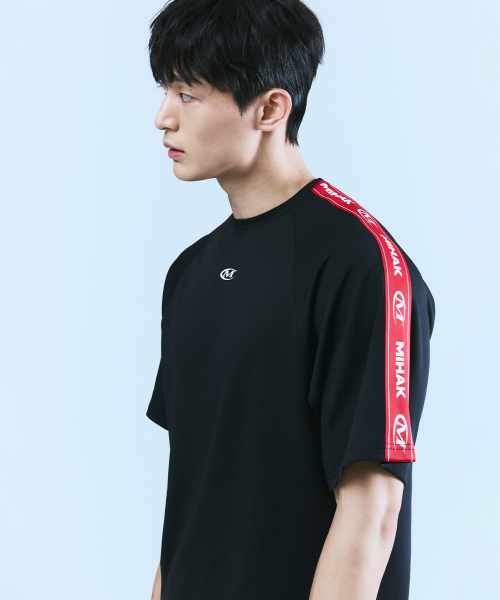 MIHAK(ミハク)の「レタリングテープトラックTシャツ(ブラック)(Tシャツ/カットソー・メンズ・その他・1/2/3)」の6枚目の写真