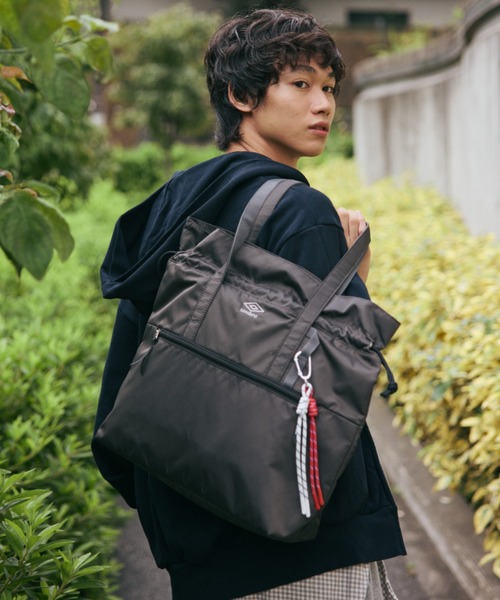UMBRO(アンブロ)の「umbro/アンブロ 6W13 トートバッグ A4サイズ 20314(トートバッグ・レディース・ブラック/グレー・FREE)」の2枚目の写真