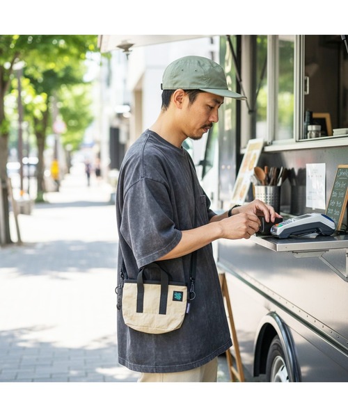 RIVER SIDE CULTURE(リバーサイドカルチャー)の「RIVER SIDE CULTURE / 撥水ナイロンミニサコッシュ(M4)(ショルダーバッグ・メンズ・ブラック/ベージュ/オリーブ・FREE)」の11枚目の写真