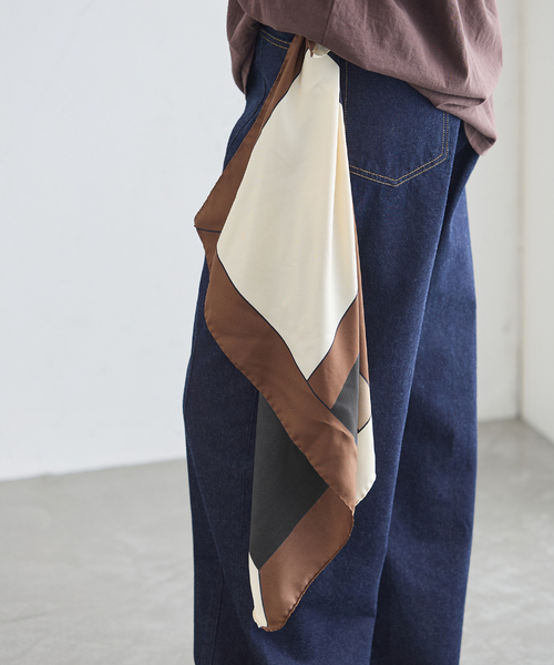 journal standard L'essage(ジャーナルスタンダードレサージュ)の「AENEIS/エネス Lohse Silk Scarf 70 スカーフ(バンダナ/スカーフ・レディース・ブラウン・FREE)」の4枚目の写真