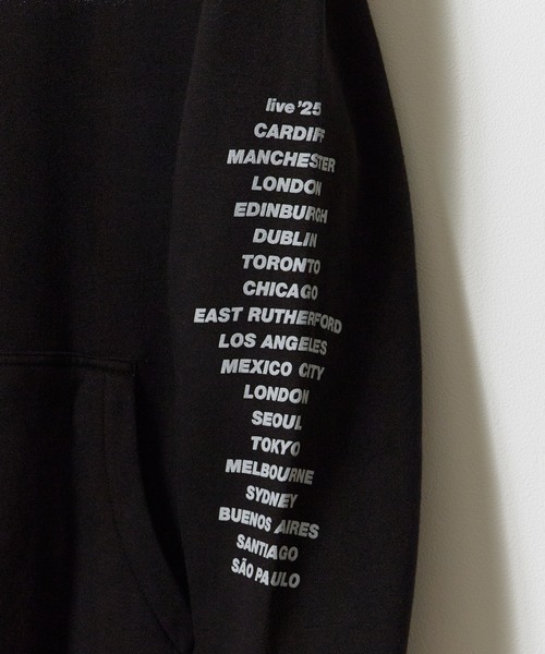 the Oasis(ジオアシス)の「Oasis / オアシス OASIS UNISEX PULLOVER HOODIE: SPRAY LIVE '25 WORLD TOUR ユニセックス プルオーバーフーディー パーカー スウェット トレーナー ライブツアー アームプリント 長袖 メンズ レディース 2026年 秋 秋服 冬 冬服(パーカー・メンズ・ブラック・S/M/L/XL)」の9枚目の写真
