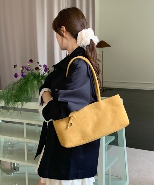 Alum'(アルム)の「フェイクスエードロングハンドルバッグ / スターチャーム付き(ハンドバッグ・レディース・ブラウン/イエロー/ダークブラウン/ブラック・FREE)」の4枚目の写真