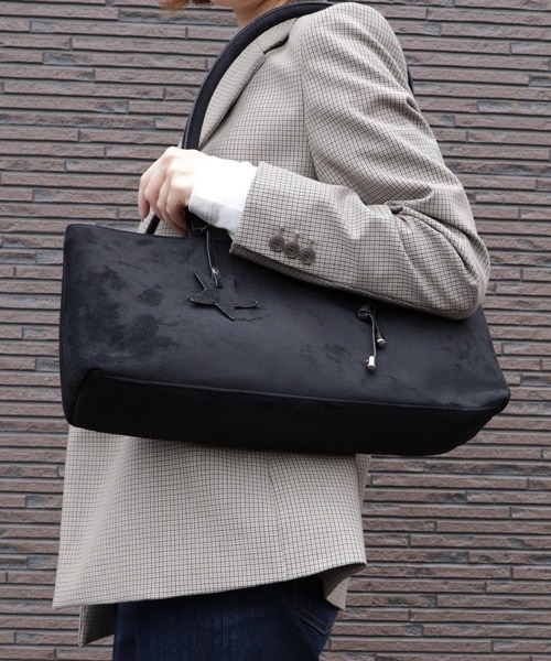 Alum'(アルム)の「フェイクスエードロングハンドルバッグ / スターチャーム付き(ハンドバッグ・レディース・ブラウン/イエロー/ダークブラウン/ブラック・FREE)」の15枚目の写真