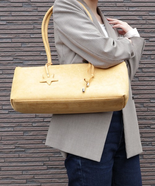 Alum'(アルム)の「フェイクスエードロングハンドルバッグ / スターチャーム付き(ハンドバッグ・レディース・ブラウン/イエロー/ダークブラウン/ブラック・FREE)」の20枚目の写真
