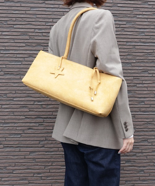 Alum'(アルム)の「フェイクスエードロングハンドルバッグ / スターチャーム付き(ハンドバッグ・レディース・ブラウン/イエロー/ダークブラウン/ブラック・FREE)」の22枚目の写真