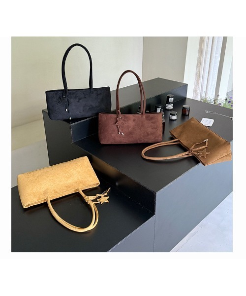 Alum'(アルム)の「フェイクスエードロングハンドルバッグ / スターチャーム付き(ハンドバッグ・レディース・ブラウン/イエロー/ダークブラウン/ブラック・FREE)」の7枚目の写真