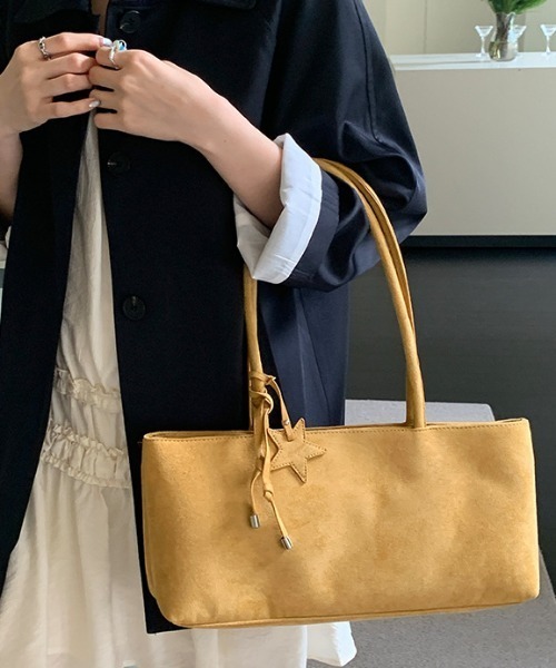 Alum'(アルム)の「フェイクスエードロングハンドルバッグ / スターチャーム付き(ハンドバッグ・レディース・ブラウン/イエロー/ダークブラウン/ブラック・FREE)」の5枚目の写真