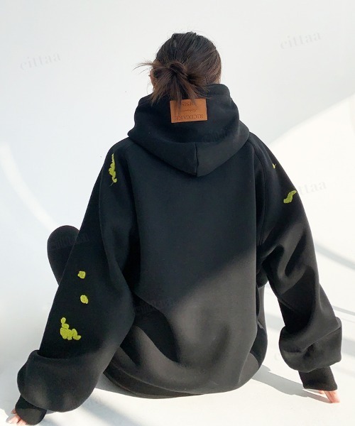 Dalfwin(ダールフィン)の「RICECAKEペイントサガラ刺繍デザインフーディー(パーカー・レディース・ブラック/グレー・FREE)」の3枚目の写真