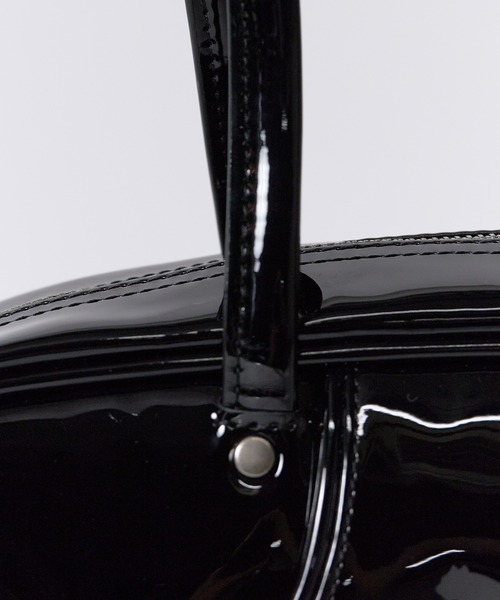 PUMA(プーマ)の「PUMA/プーマ 1976 FLUTE GRIP BAG PUMA フルートグリップバッグ ウエストポーチ エナメル ロゴ カジュアルバック ユニセックス アウトドア 2026秋冬 秋服 冬服(ボディバッグ/ウエストポーチ・レディース・ホワイト/ブラック・FREE)」の5枚目の写真