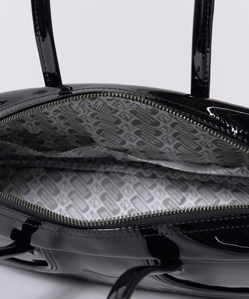 PUMA(プーマ)の「PUMA/プーマ 1976 FLUTE GRIP BAG PUMA フルートグリップバッグ ウエストポーチ エナメル ロゴ カジュアルバック ユニセックス アウトドア 2026秋冬 秋服 冬服(ボディバッグ/ウエストポーチ・レディース・ホワイト/ブラック・FREE)」の4枚目の写真